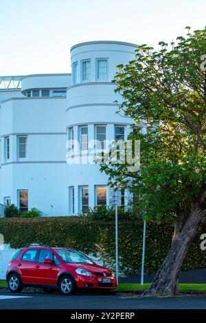 Ein flaches Apartmenthaus im Art déco-Stil der 1940er Jahre in Herne Bay, Auckland auf der Nordinsel Neuseelands Stockfoto