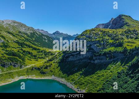 Imposante alpine Natur am Formariner See in der Nähe der Freiburger Hütte in den Vorarlberger Alpen Stockfoto