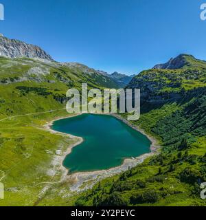Imposante alpine Natur am Formariner See in der Nähe der Freiburger Hütte in den Vorarlberger Alpen Stockfoto