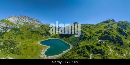 Imposante alpine Natur am Formariner See in der Nähe der Freiburger Hütte in den Vorarlberger Alpen Stockfoto