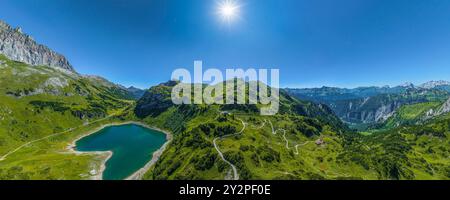 Imposante alpine Natur am Formariner See in der Nähe der Freiburger Hütte in den Vorarlberger Alpen Stockfoto