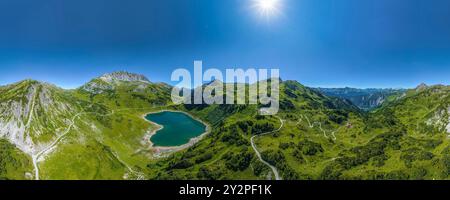 Imposante alpine Natur am Formariner See in der Nähe der Freiburger Hütte in den Vorarlberger Alpen Stockfoto