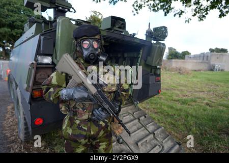 Privater 3-Sterne-Alan James harte trägt einen CBRN-Anzug (Chemical, Biological, Radiological and Nuclear), während er an der nationalen Zertifizierungsübung der europäischen Kampfgruppe im Gormanstown Camp in Co Meath teilnimmt. Bilddatum: Mittwoch, 11. September 2024. Stockfoto