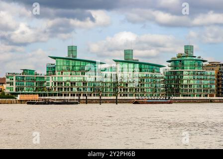 Moderne riverside Apartments in Wapping High Street - London, England Stockfoto