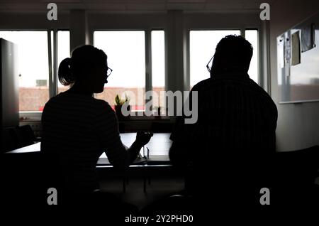Kiel, Deutschland. September 2024. Ein Team der Kaltfallstelle des Schleswig-holsteinischen Landeskriminalamtes (LKA) in Kiel sitzt während einer Fotosession an einem Konferenztisch in den LKA-Büros. Quelle: Christian Charisius/dpa/Alamy Live News Stockfoto