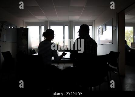 Kiel, Deutschland. September 2024. Ein Team der Kaltfallstelle des Schleswig-holsteinischen Landeskriminalamtes (LKA) in Kiel sitzt während einer Fotosession an einem Konferenztisch in den Büros des LKA. Quelle: Christian Charisius/dpa/Alamy Live News Stockfoto