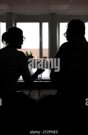 Kiel, Deutschland. September 2024. Ein Team der Kaltfallstelle des Schleswig-holsteinischen Landeskriminalamtes (LKA) in Kiel sitzt während einer Fotosession an einem Konferenztisch in den LKA-Büros. Quelle: Christian Charisius/dpa/Alamy Live News Stockfoto