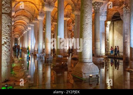 11. September 2024: Istanbul, Türkei, 11. September 2024: Innenansicht der historischen Basilika-Zisterne, eines der beliebtesten touristischen Strukturen in Istanbul. Das von Kaiser Justinian I. erbaute Basilika-Zisternen-Museum ist ein ikonisches unterirdisches Gebäude in Istanbul, bekannt als Yerebatan SarayÄ±, gesunkener Palast, für seine Marmorsäulen und Bazilika SarnÄ±cÄ±, Basilika-Zisterne, für seine Lage an der ehemaligen Stätte der Basilika Stoa Basilika. Diese Zisterne spiegelt das reiche historische Erbe der Stadt wider. (Kreditbild: © Tolga Ildun/ZUMA Press Wire) NUR REDAKTIONELLE VERWENDUNG! Nicht für kommerzielle ZWECKE! Stockfoto