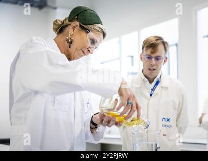 HENGELO – Königin Maxima stellt während der Eröffnung einer neuen Fabrik für NX-Filtration im Labor eine Membran her. Das Unternehmen produziert Filter zur Reinigung von Wasser auf der Basis der Nanomembran-Technologie. ANP SEM VAN DER WAL niederlande aus - belgien aus Stockfoto