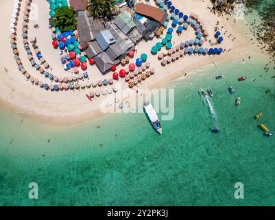 Insel Koh Khai aus der Luft sehen Sie wunderschöne Korallenriffe und weißen Sandstrand, Phuket, Thailand Stockfoto