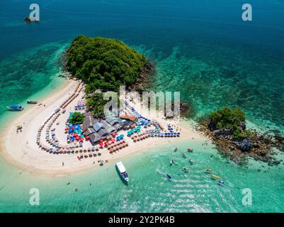 Insel Koh Khai aus der Luft sehen Sie wunderschöne Korallenriffe und weißen Sandstrand, Phuket, Thailand Stockfoto