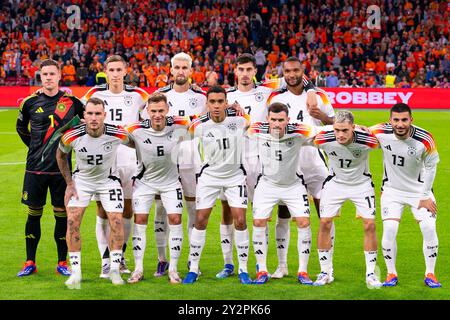 AMSTERDAM, NIEDERLANDE - 10. SEPTEMBER: deutscher Torhüter Marc-Andre ter Stegen, Nico Schlotterbeck, Robert Andrich, Kai Havertz, Jonathan Tah, David Raum, Joshua Kimmich, Jamal Musiala, Pascal Gross, Florian Wirtz und Deniz Undav, Deutschland, posieren für ein Teamphoto vor dem Gruppenspiel der UEFA Nations League 2024/25 League A zwischen den Niederlanden und Deutschland am 10. September 2024 in der Johan Cruijff Arena in Amsterdam. (Foto: Joris Verwijst/BSR Agency) Stockfoto