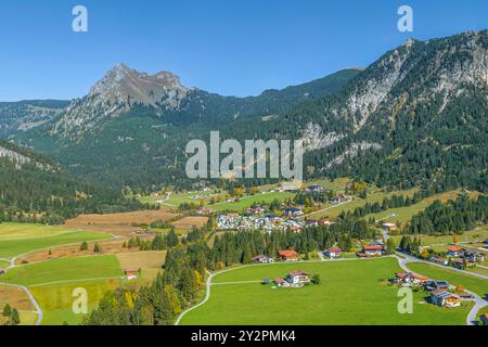 Blick auf Grän im Tannheimer Tal in Tirol an einem wolkenlosen Oktobertag Stockfoto