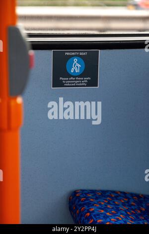 Schild mit bevorzugten Sitzplätzen in einem Stagecoach Bus Stockfoto