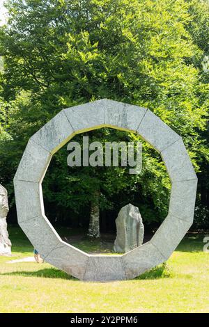 Heaven's Gate Granitskulpturen von Paul Norris im Longleat House, Wiltshire, Großbritannien Stockfoto