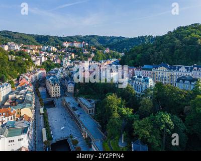 Panoramablick auf das Stadtzentrum von Karlsbad vom Hügel, Tschechische Republik Panoramablick auf das Stadtzentrum von Karlsbad vom Hügel Karlsbad Tschechische Republik Stockfoto