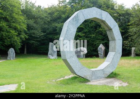 Heaven's Gate Granitskulpturen von Paul Norris im Longleat House, Wiltshire, Großbritannien Stockfoto