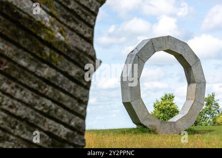 Heaven's Gate Granitskulpturen von Paul Norris im Longleat House, Wiltshire, Großbritannien Stockfoto