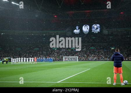 London, Großbritannien. September 2024. London, England, 11. September 2024: Schweigeminute vor dem Spiel der UEFA Nations League zwischen England und Finnland im Wembley Stadium in London. (Pedro Porru/SPP) Credit: SPP Sport Press Photo. /Alamy Live News Stockfoto