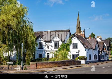 Der Spread Eagle Pub und der Turm der St. Mary's Church am Ufer des Flusses Dove im idyllischen Staffordshire-Dorf Rolleston on Dove Stockfoto