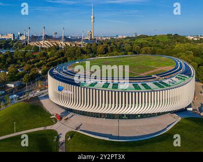 MÜNCHEN, 28. AUGUST 2024: Luftansicht auf den SAP Garden, das neue Stadion des Münchner Icehockey Club EHC Red Bull Stockfoto