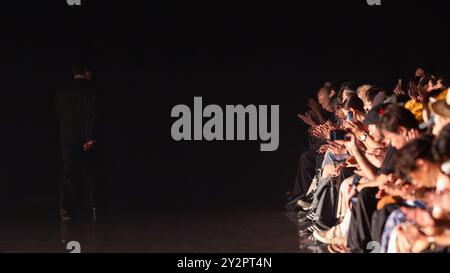 Designer Shoma Akatsukigawa dankt dem Publikum nach der HEōS Show auf der Rakuten Fashion Week Tokio 2025 Frühling und Sommer im Shibuya Hikarie am September Stockfoto