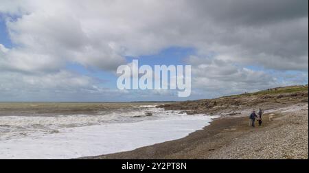 11. September 2024, Hardy’s Bay, Ogmore-by-Sea, Bridgend, Vale of Glamorgan, Wales. WETTER: Starke Winde und starke Strömungen bei rückläufiger Flut, inmitten von Sonne und Wolken bei Ogmore by Sea heute. Regen wird für später am Nachmittag vorhergesagt. HOCHWASSER-Gipfel 11,31 IM BILD: Stürmischer Himmel und schaumiges Meer. Bridget Catterall/Alamy Live News Stockfoto