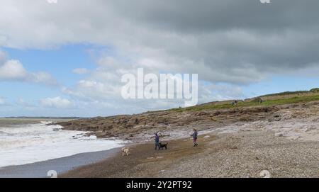 11. September 2024, Hardy’s Bay, Ogmore-by-Sea, Bridgend, Vale of Glamorgan, Wales. WETTER: Starke Winde und starke Strömungen bei rückläufiger Flut, inmitten von Sonne und Wolken bei Ogmore by Sea heute. Regen wird für später am Nachmittag vorhergesagt. HOCHWASSER-Peak 11,31 Bridget Catterall/Alamy Live News Stockfoto