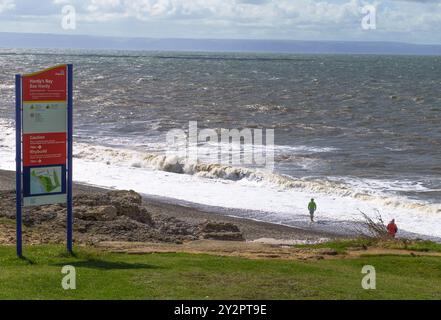 September 2024, Hardy’s Bay, Ogmore-by-Sea, Bridgend, Glamorganshire, Wales. Starke Winde und starke Strömungen bei rückläufiger Flut, inmitten von Sonne und Wolken bei Ogmore by Sea heute. Regen wird für später am Nachmittag vorhergesagt. HOCHWASSER-Gipfel 11,31 IM BILD: Blick über den Bristol Channel. Bridget Catterall/Alamy Live News Stockfoto