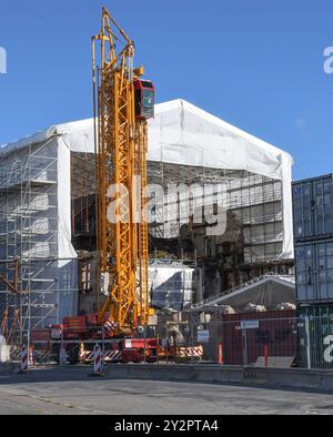 Wo vormals die altehrwuerdige Boerse von Kopenhagen Stand, ist nun eine riesige Baustelle. Ein Grossbrand im Fruehjahr 2024 zerstoerte große Teil,des rund 400Jahre alten Gebaeudes, der Wiederaufbau ist in vollem Gange. *** Wo einst die ehrwürdige Kopenhagener Börse stand, ist heute eine riesige Baustelle Ein Großbrand im Frühjahr 2024 zerstörte große Teile des 400 Jahre alten Gebäudes, und der Wiederaufbau ist in vollem Gange Stockfoto