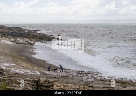 11. September 2024, Hardy’s Bay, Ogmore-by-Sea, Bridgend, Vale of Glamorgan, Wales. WETTER: Starke Winde und starke Strömungen bei rückläufiger Flut, inmitten von Sonne und Wolken bei Ogmore by Sea heute. Regen wird für später am Nachmittag vorhergesagt. HOCHWASSER-Peak 11,31 Bridget Catterall/Alamy Live News Stockfoto