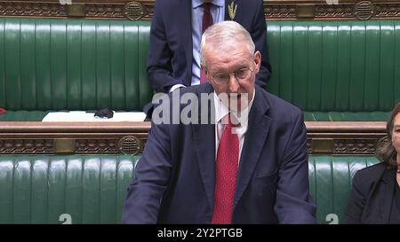 Bildschirmgriff auf die nordirische Sekretärin Hilary Benn, die im Unterhaus in Westminster sprach, kündigte an, dass die Regierung eine unabhängige öffentliche Untersuchung zum loyalistischen Mord an Belfast-Anwalt Pat Finucane im Jahr 1989 einleiten werde. Herr Finucane, 39 Jahre alt, wurde im Februar 1989 von der Ulster Defence Association (UDA) in seinem Haus seiner Familie im Norden Belfasts erschossen. Bilddatum: Mittwoch, 11. September 2024. Stockfoto