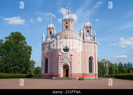 Die antike Geburtskirche Johannes des Täufers (Chesme Church, 1777-1780) an einem sonnigen Juni-Tag. Sankt Petersburg, Russland Stockfoto