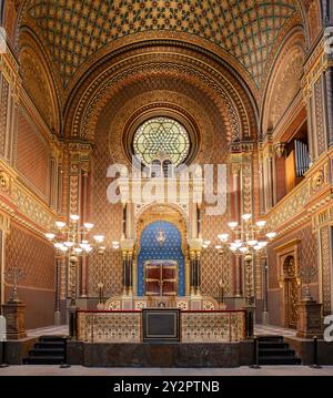 Prag, Tschechische Republik - 27. Mai 2024: Hauptaltar in der spanischen Synagoge, der jüngsten Synagoge in der Jüdischen Stadt Prag, Tschechische Republik Stockfoto