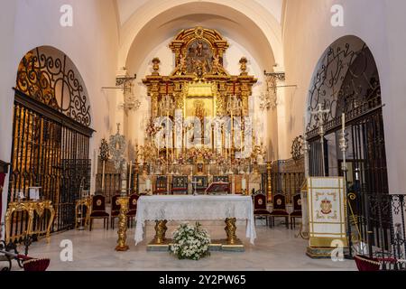 Lepe, Huelva, Spanien - 9. August 2024: Hauptaltar der Kirche Santo Domingo de Guzmán mit Jungfrau Nuestra Señora de la Bella Coronada, unserer Lieben Frau von der Be Stockfoto