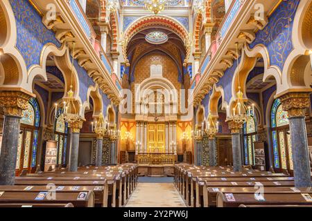 Prag, Tschechische Republik - 27. Mai 2024: Innerhalb der Jerusalem-Synagoge, auch bekannt als Jubiläumssynagoge, einer orthodoxen jüdischen Synagoge und der Pel Stockfoto