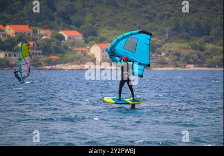 Windsurfen mit Flügel und foilboard an der Adria zwischen den Inseln Peljesac und Korcula, Kroatien Stockfoto