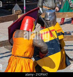 VYBORG, RUSSLAND - 18. AUGUST 2024: Zwei mittelalterliche Ritter im Duell. Historisches Festival „mittelalterliche Tage in Vyborg-2024“ Stockfoto