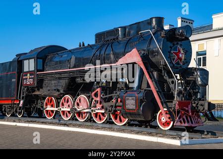 RYBINSK, RUSSLAND - 24. AUGUST 2024: Alte sowjetische Dampflokomotive der L-Serie (L-5270, Lebedjanka) an einem sonnigen Tag. Ein Denkmal auf dem Bahnstatio Stockfoto