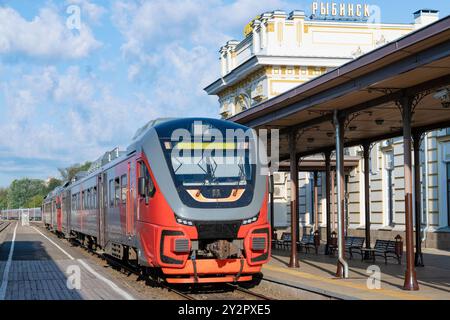 RYBINSK, RUSSLAND - 2024, 25. AUGUST: Russischer Dieselzug RA-3 'Orlan' am Bahnhof an einem Augustmorgen Stockfoto
