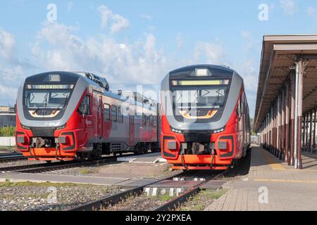 RYBINSK, RUSSLAND - 25. AUGUST 2024: Zwei Vorortdieselzüge RA3 'Orlan' auf dem Bahnhof Rybinsk an einem sonnigen Tag Stockfoto