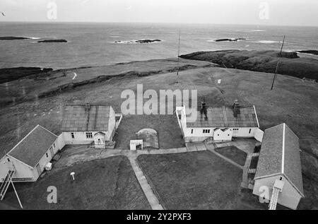 Aktuell 45-6-1970 : der einsame Leuchtturm. Einmal wöchentlich reist Thor Henriksen mit Post und Waren von Røst zum Leuchtturm Skomvær an der Südspitze der Lofoten. Er fährt eine der härtesten Routen des Landes, Sommer und Winter. Das Bauernhaus und ein Teil der Insel vom Turm aus gesehen. Ein Leuchtturmwärter und drei Angestellte betreiben den Leuchtturm, der bis 1954 ein sogenannter Familienleuchtturm war. Die Residenz des Leuchtturmwärters ist jetzt nicht mehr in Gebrauch. Foto: Sverre A. Børretzen / aktuell / NTB ***Foto ist nicht bildverarbeitet*** dieser Bildtext wird automatisch übersetzt dieser Bildtext ist Auto tr Stockfoto