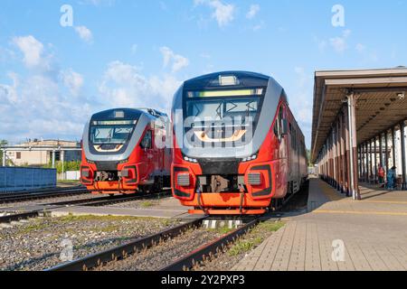 RYBINSK, RUSSLAND - 25. AUGUST 2024: Zwei Vorortdieselzüge RA3 „Orlan“ am Bahnhof Rybinsk an einem sonnigen Augusttag Stockfoto