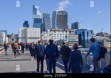 London, Großbritannien. September 2024. London - 11. September 2024, die Menschen laufen entlang der London Bridge vorbei an der Skyline der City of London, wie das Office for National Statistics (ONS) berichtet, dass die britische Wirtschaft im Juli im zweiten Monat in Folge unerwartet abrutschte. Quelle: SOPA Images Limited/Alamy Live News Stockfoto