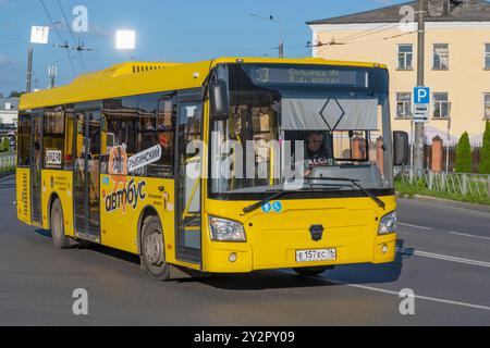 RYBINSK, RUSSLAND - 25. AUGUST 2024: Russischer Stadtbus der Mittelklasse der LIAZ-4292,60 'Cursor' an einem sonnigen Tag Stockfoto