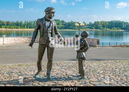 RYBINSK, RUSSLAND - 25. AUGUST 2024: Skulptur des Literatur- und Filmhelden des Ostap Bender auf dem Wolgadamm an einem sonnigen Augusttag Stockfoto