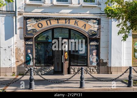 RYBINSK, RUSSLAND - 25. AUGUST 2024: Optika-Geschäft mit Schildern im Retro-Stil an einem sonnigen Sommertag Stockfoto