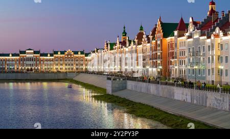 YOSCHKAR-OLA, RUSSLAND – 31. AUGUST 2024: Brügge-Botschaft in der August-Dämmerung Stockfoto