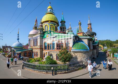 KASAN, RUSSLAND - 01. SEPTEMBER 2024: Die Ökumenische Kirche aller Religionen an einem sonnigen Septembertag Stockfoto