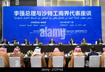 Riad, Saudi-Arabien. September 2024. Der chinesische Ministerpräsident Li Qiang spricht bei einem Treffen mit Vertretern der saudischen Wirtschaft in Riad, Saudi-Arabien, 11. September 2024. Quelle: Rao Aimin/Xinhua/Alamy Live News Stockfoto